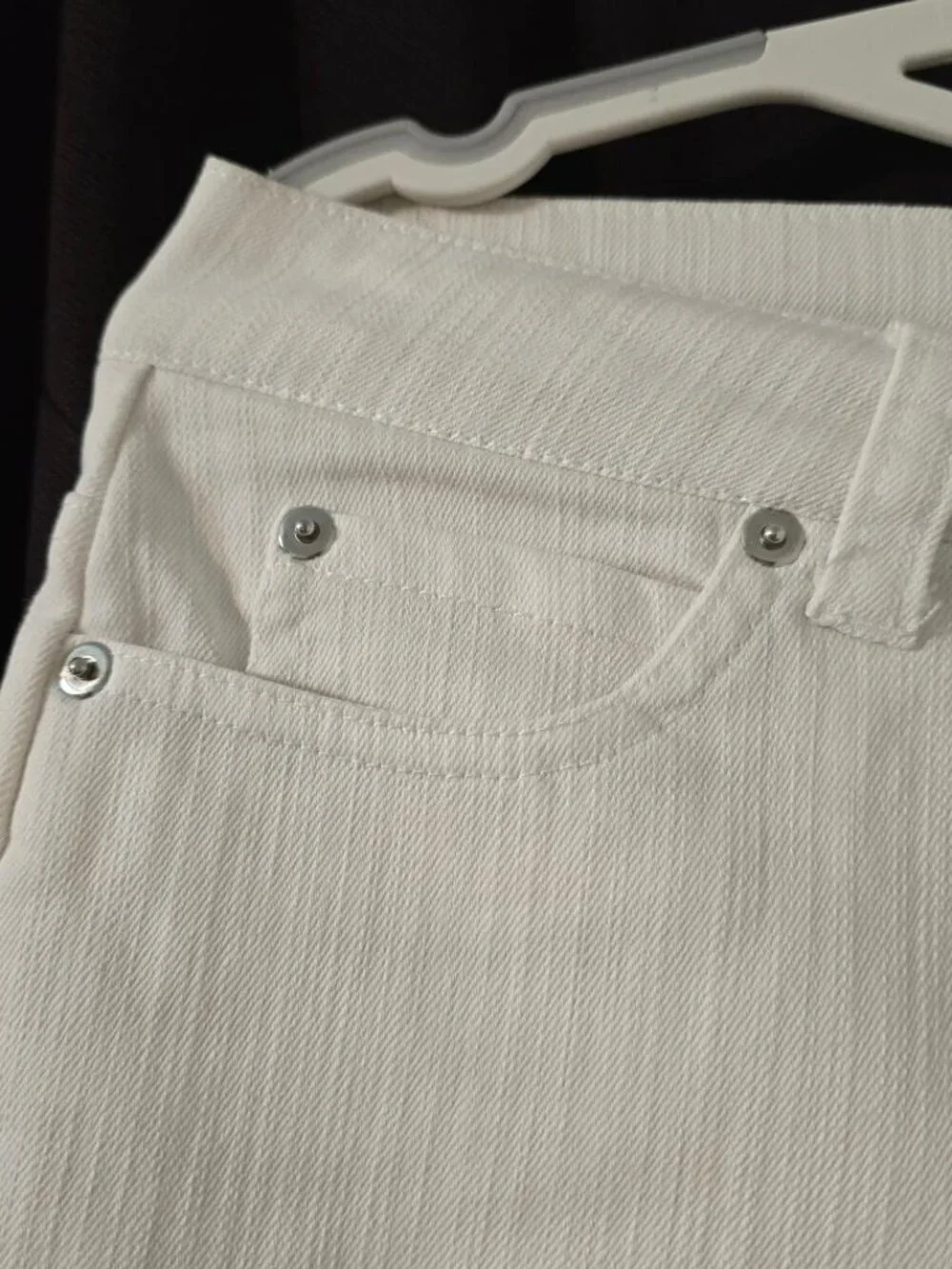8P  Focus 2000 White Stretchy Capri Pants